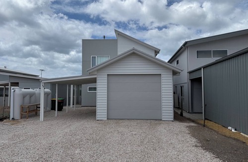 Muloowurtie House | On Point- 5 bedroom modern beachfront holiday home - Off peak special!