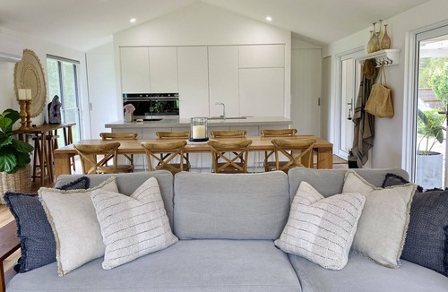 Rhyll House | One Acre Retreat Silverleaves Phillip Island Walk to Beach & Cowes