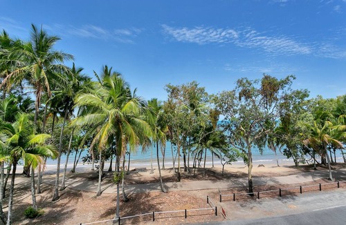 Clifton Beach Apartment | One-Bedroom Beachfront Apartment - Top Floor