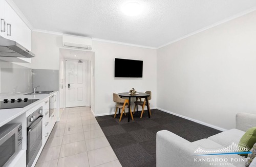 Kangaroo Point Apartment | One Bedroom in the Heart of Kangaroo Point with Pool & Parking