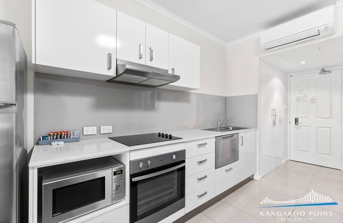 Kangaroo Point Apartment | One Bedroom in the Heart of Kangaroo Point with Pool & Parking
