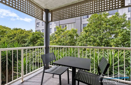 Kangaroo Point Apartment | One Bedroom in the Heart of Kangaroo Point with Pool & Parking