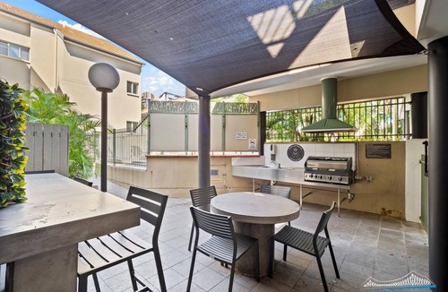 Kangaroo Point Apartment | One Bedroom in the Heart of Kangaroo Point with Pool & Parking