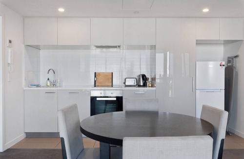 Milton Apartment | One Bedroom One Bathroom Hearty Milton Apartment, free parking & more!