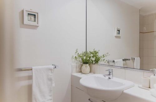 Noosaville Apartment | Only Few Steps to Noosa Rivers - Bermuda Villas 10