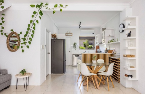 Torquay House | Opal Sands: Steps from the Beach.
