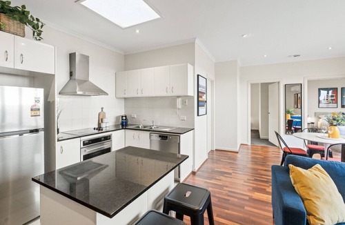 Caulfield North Apartment | Opposite Caulfield Park – 2BR Retreat