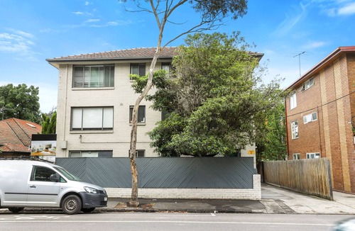Elsternwick Apartment | Opposite Rippon Lea Estate