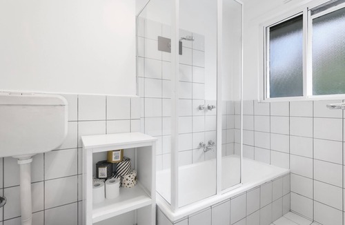 Elsternwick Apartment | Opposite Rippon Lea Estate
