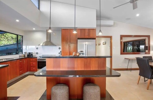 Mooloolah Valley House | Opulent Oasis: Exclusive Getaway for 9