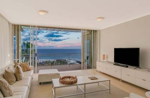 Coolangatta Apartment | Orion Unit 8 Modern apartment Overlooking Snapper Rocks with Wi-Fi included