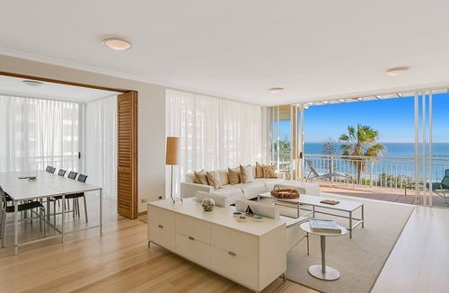 Coolangatta Apartment | Orion Unit 8 Modern apartment Overlooking Snapper Rocks with Wi-Fi included