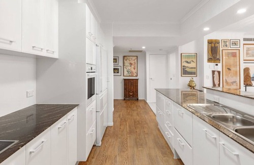 Main Beach Apartment | Oscar on Main resort Walk to beach and Tedder Ave
