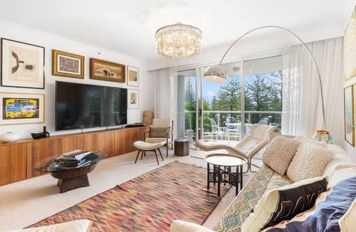 Main Beach Apartment | Oscar on Main resort Walk to beach and Tedder Ave