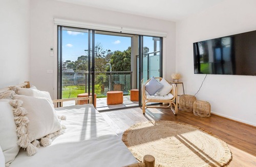Mornington House | OSPREY - MORNINGTON. Walking distance to Mornington's cafe culture.