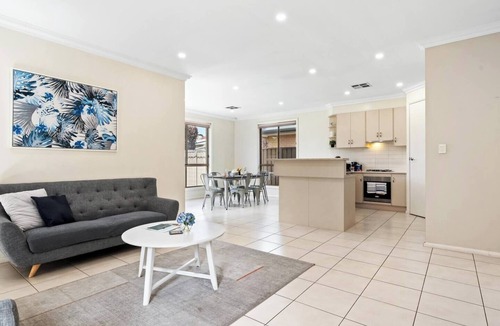 Richmond House | Our most popular home. Your family and staff will love it here! Bed & bath linen hire included. Unlimited NBN WIFI internet. Airconditioning throughout. Easy Parking. Spacious and relaxing.