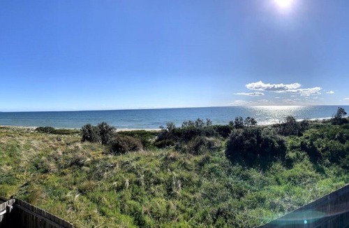 Carrum House | Outstanding beachfront retreat sleeps 8