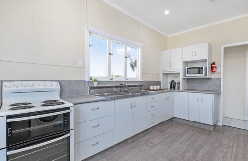 Cooee Bay House | Overlooking Keppel Bay
