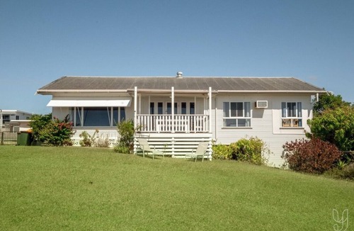 Cooee Bay House | Overlooking Keppel Bay