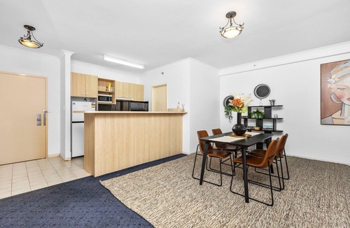 East Perth Apartment | Oversized East Perth 2BR Pool Gym Parking