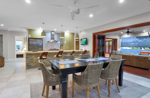 Kanimbla House | Oversized Luxury- A Corporate/Family Heaven