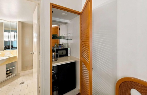 Coffs Harbour Hotel | Pacific Bay Studio - Lake Views Steps to Beach