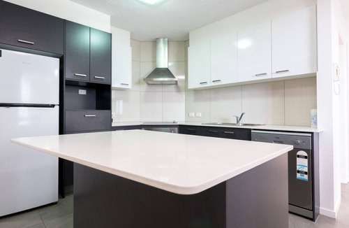 Kings Beach Apartment | Pacific Towers Unit 4, 19 Ormonde Tce Kings Beach
