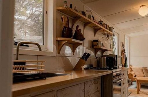 St Helens Apartment | Paddy's Shack - Outdoor Bath, Sauna & BBQ