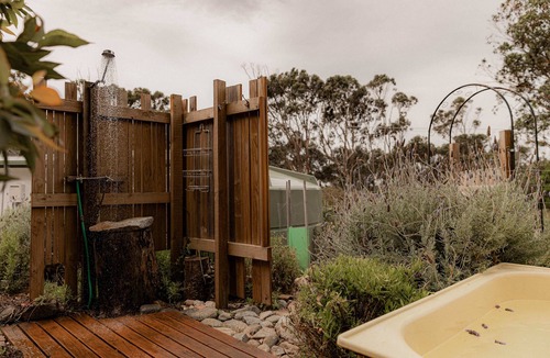 St Helens Apartment | Paddy's Shack - Outdoor Bath, Sauna & BBQ