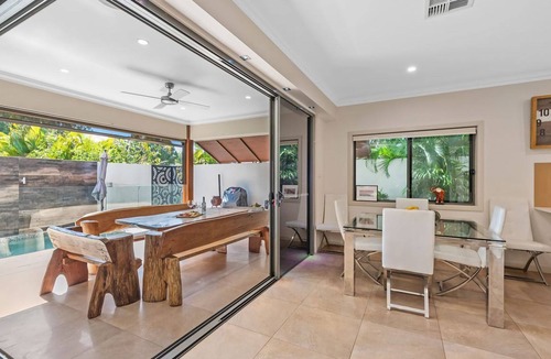 Scarborough House | Palmtree Paradise with a pool and double lock up garage
