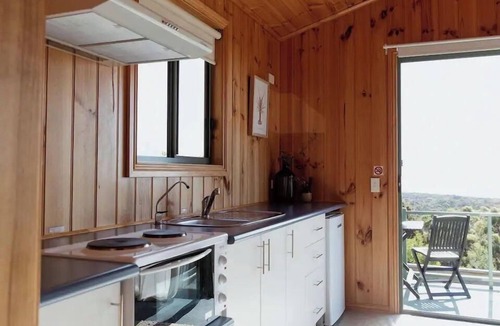 Bicheno Cabin | Panorama Cabin - a cosy shack + an unreal view (B)