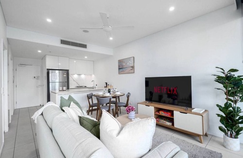 South Brisbane Apartment | Panoramic 180° City Views 2BR +Carpark, Pool & Gym