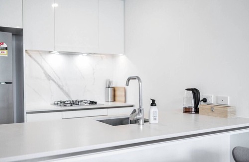 South Brisbane Apartment | Panoramic 180° City Views 2BR +Carpark, Pool & Gym