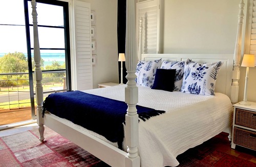 Dunsborough Villa | Panoramic Bay Views - Pet friendly & only a 5 minute stroll to town