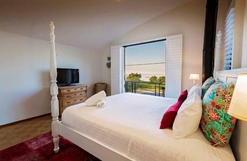 Dunsborough Villa | Panoramic Bay Views - Pet friendly & only a 5 minute stroll to town