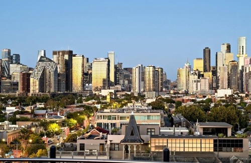 Port Melbourne Apartment | Panoramic City View and Bay View. Designer top‑floor three‑bedroom beachside
