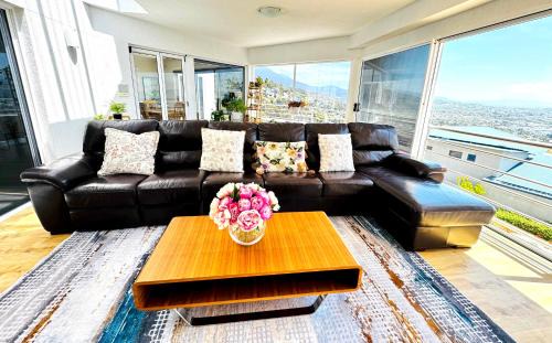 Sandy Bay Apartment | Panoramic Harbour Views Spacious 3BR in Sandy Bay with parking