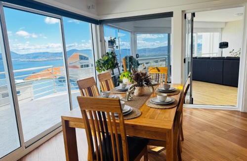 Sandy Bay Apartment | Panoramic Harbour Views Spacious 3BR in Sandy Bay with parking