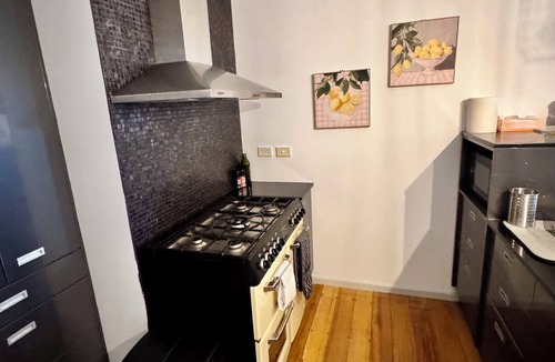 Chigwell House | Panoramic Hobart Home/Walking Distance to Mona/Quiet elevated position