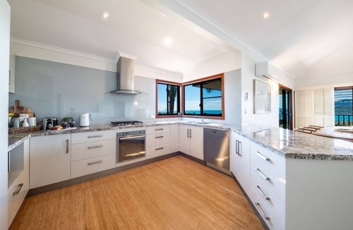 Airlie Beach House | Panoramic ocean views with a pool