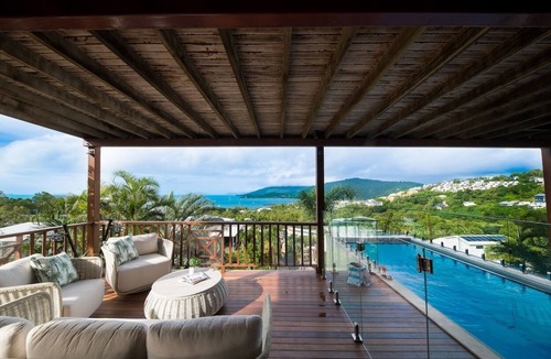 Airlie Beach House | Panoramic ocean views with a pool