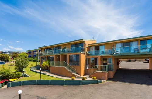 Merimbula Apartment | Panoramic Townhouses By Lisa (Deluxe Front Apartment- Pet Friendly) 1+night