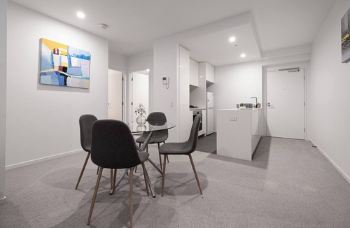 Footscray Apartment | Panoramic Views 2BR with Pool and Free carpark