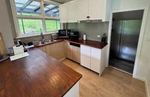Warburton House | Panoramic views - outdoor bathhouse - walk to town