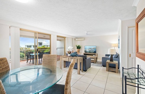 Currumbin Apartment | Panoramic Views, Steps to the Beach.