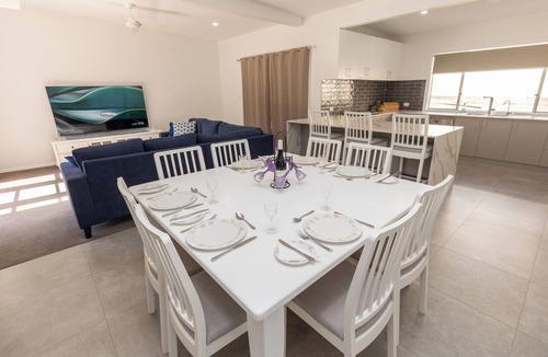 Corlette House | Pantowora Beach Gem. Close to the beach and shops.