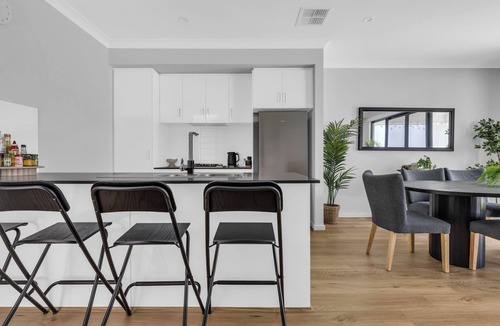 Paradise House | Paradise Family Home, Close to CBD & Amenities