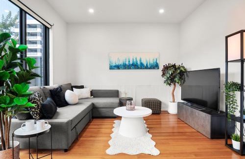 Clayton Apartment | Paradise Getaway 3BR Apt in Clayton with Free Parking