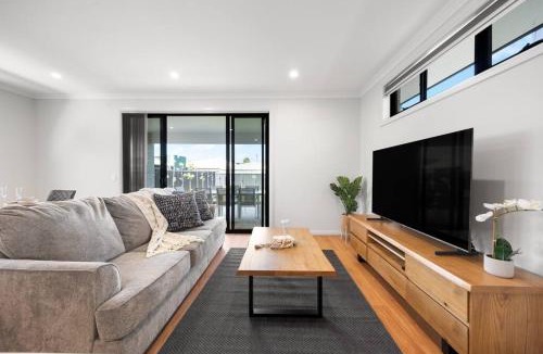 Aldinga Beach House | Paradise Palms - Modern Coastal Escape with Backyard