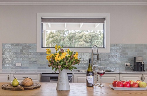 Spring Hill House | Paradise Valley Cottage and Lake in Spring Hill